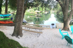The Chuby Mermaid - Weeki Wachee River Access Waterfront with Paddlecraft